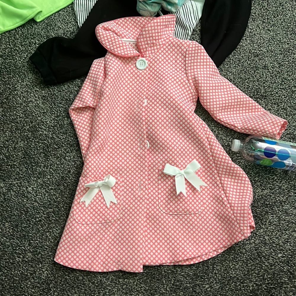 This is a little girl kitchen outfit to wear to help a parent cook